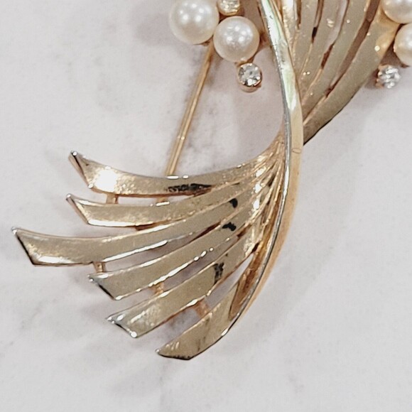 Crown Trifari Faux Pearl Rhinestone Swirl Brooch Gold Tone Cluster Bouquet MCM - Picture 14 of 16